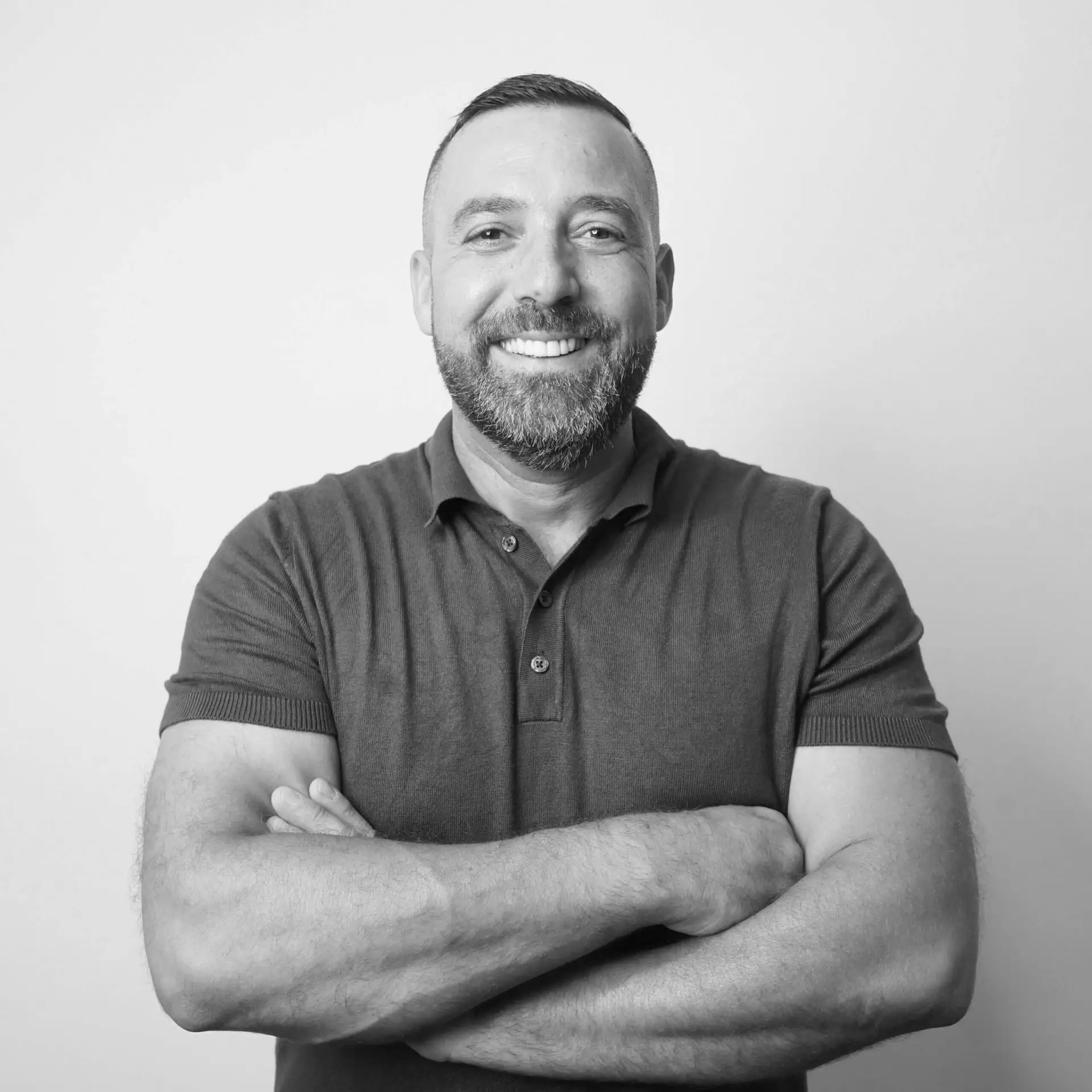 Portrait de Hassan Taibi, dirigeant et fondateur de SSE Piscines France, spécialiste de la construction et rénovation de piscines haut de gamme.