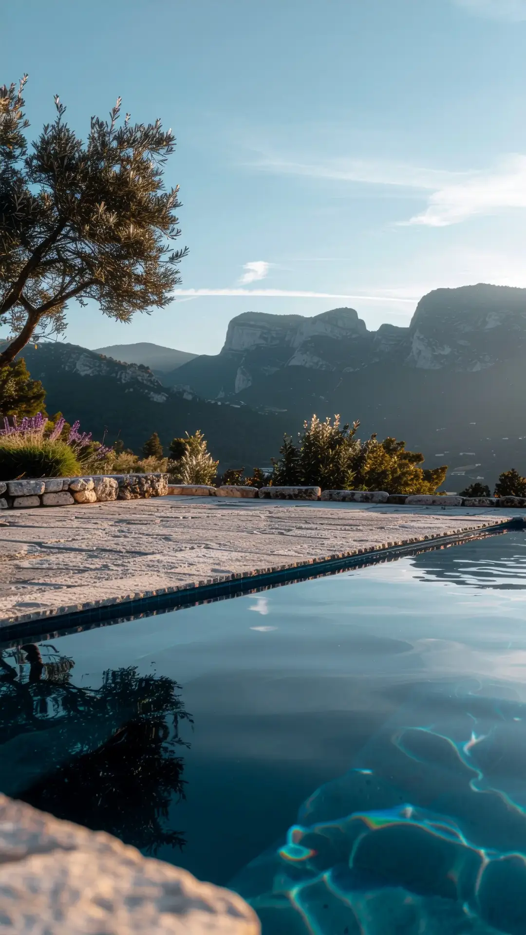 Piscine en béton à débordement sur mesure réalisée par un pisciniste à Gap avec vue sur les montagnes