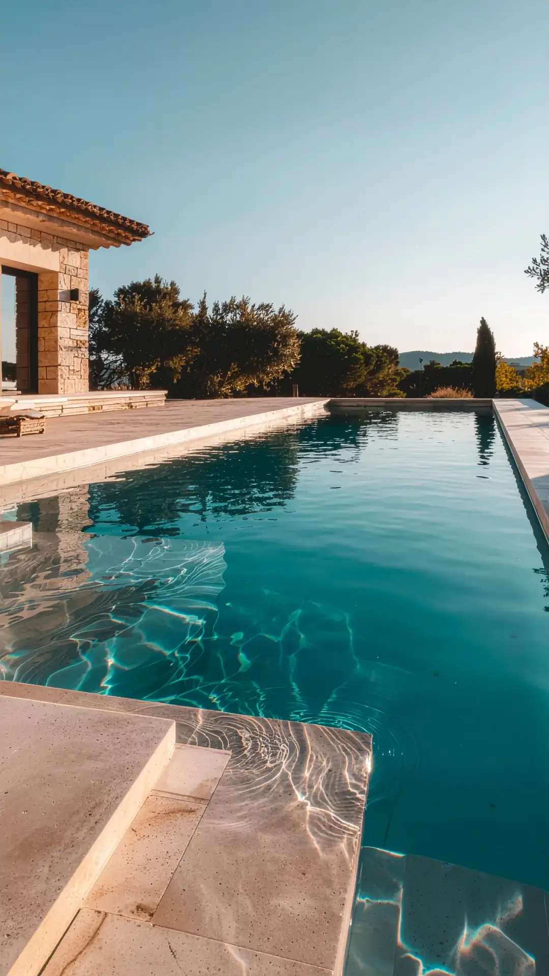 Piscine en béton sur mesure construite à Avignon dans une villa avec terrasse et jardin