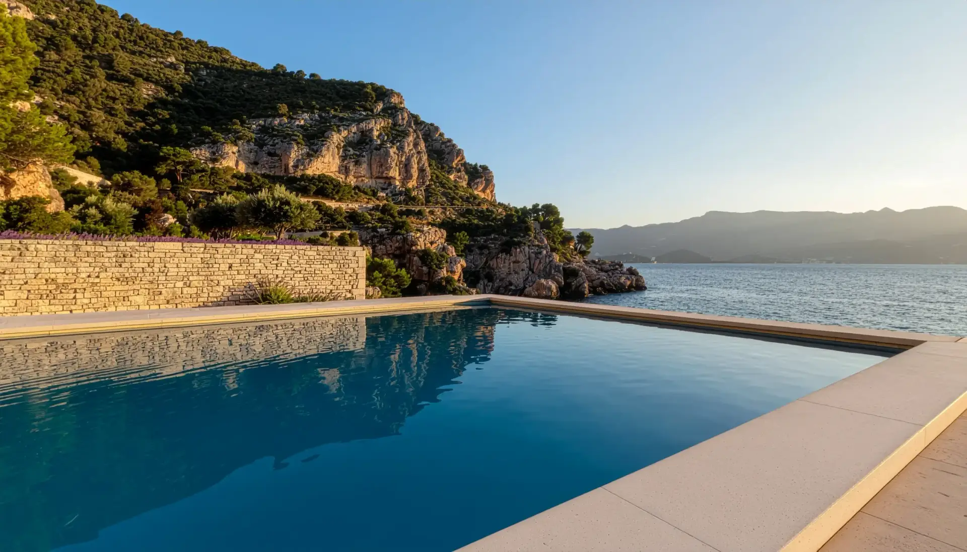 Piscine en béton sur mesure réalisée à Gap avec vue panoramique sur les montagnes et le paysage naturel