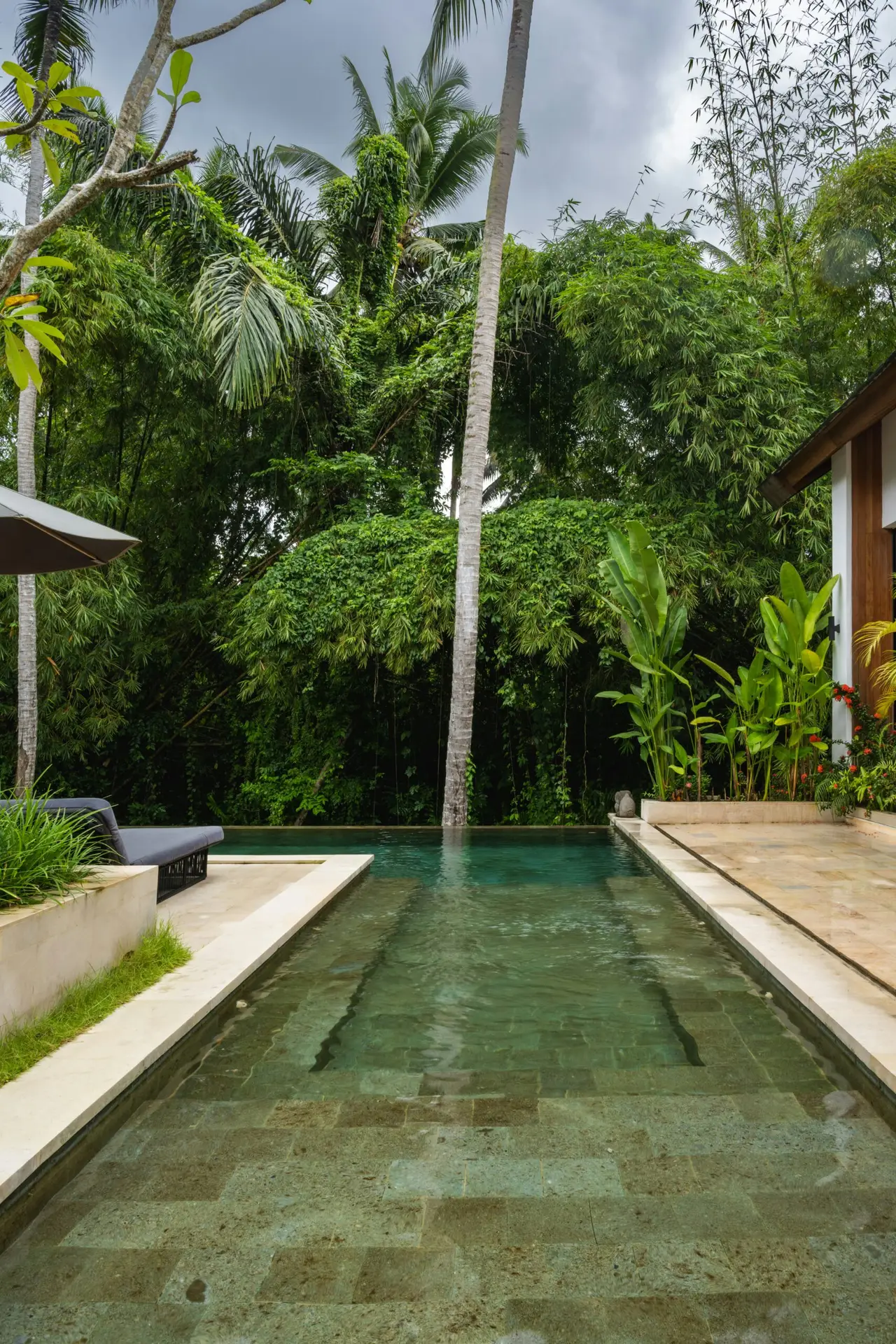 Construction d'une piscine sur mesure avec couloir de nage.